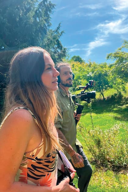 Una postal de la pareja en La Bambouseraie en Cévennes, al norte de Anduze, en Francia. Además de recorrer Europa, la modelo y su familia filmarán una serie documental sobre ecología y sustentabilidad.