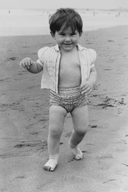 Una postal de la periodista en Miramar, en 1953, que refleja el parecido con su nieta.