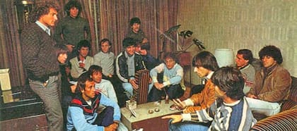Una postal de la reunión que tuvo el plantel profesional de Boca en el departamento de Guillermo Coppola (al centro de la imagen) para definir si jugar o no contra Atlanta (gentileza Revista El Gráfico)