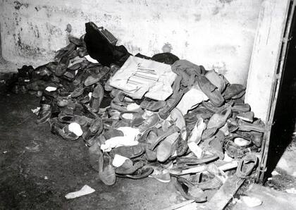 Una postal de la tragedia: decenas de zapatos arrumbados junto a la Puerta 12