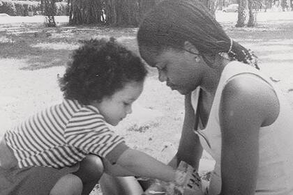 Una postal de Meghan cuando era chica junto a su madre Doria Ragland.