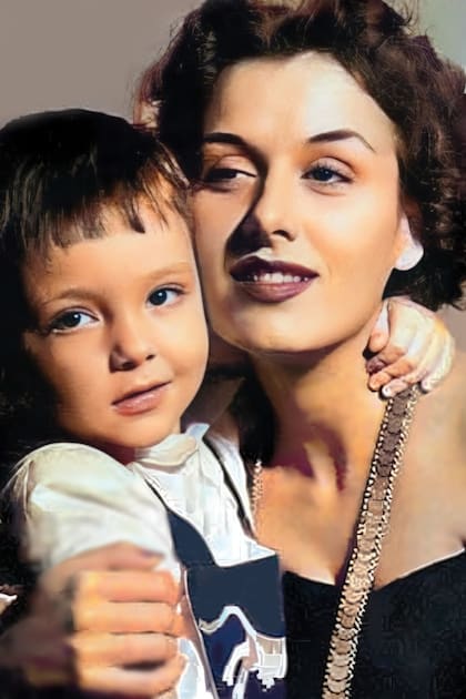 Una postal de Pepito con su madre. En su cuello luce un collar enlazado
de monedas, uno de sus favoritos