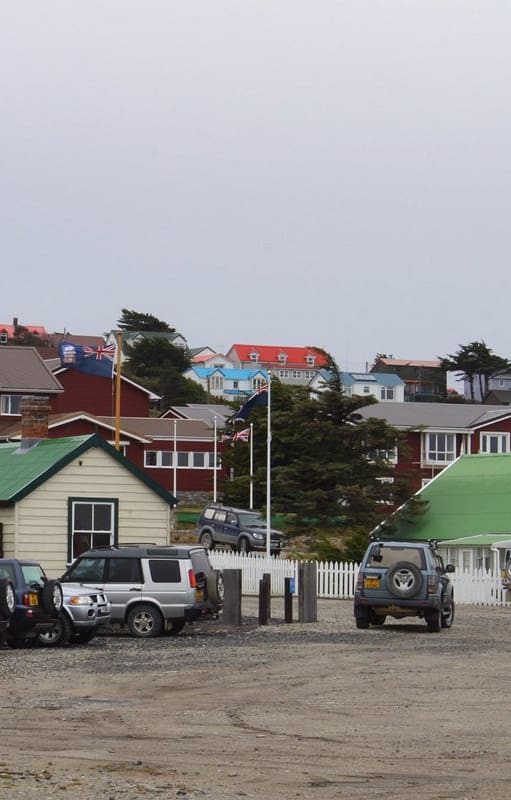 Una postal de Puerto Argentino, en la zona donde está el Museo Histórico de Malvinas