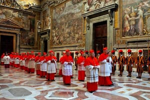 Una postal del anterior cónclave en la Capilla Sixtina, en 2005, cuando se eligió a Benedicto XVI