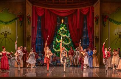 Una postal del ballet El Cascanueces en el Teatro Colón