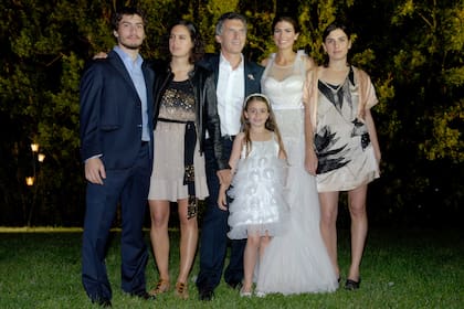 Una postal del casamiento del entonces jefe de Gobierno porteño y la diseñadora en Tandil, el 20 de noviembre de 2010. La pareja posa con sus respectivos hijos: Francisco, Agustina y Gimena, por parte de él, y Valentina (que en ese momento tenía 7 años), por parte de ella
