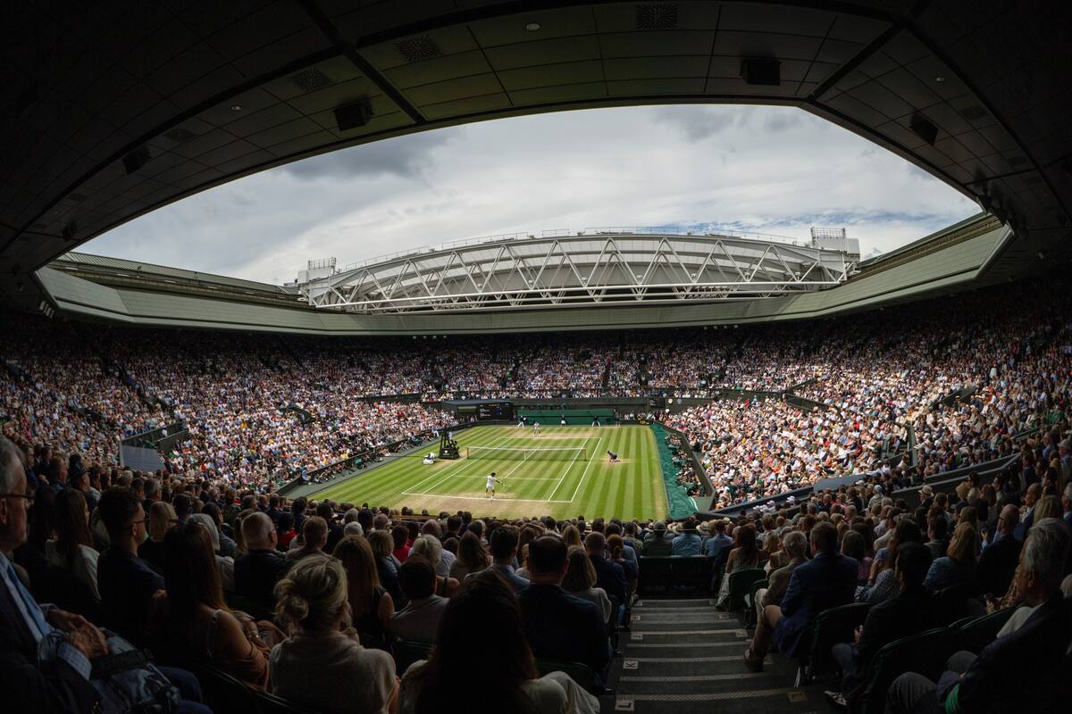 Una postal del court central de Wimbledon durante la final de 2024 entre Carlos Alcaraz y Novak Djokovic; el lunes 30 comenzará una nueva edición