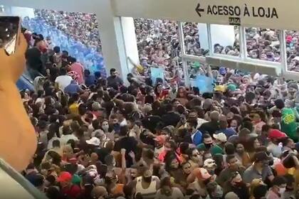 Una postal del descontrol ocurrido el sábado en un shopping de Belén