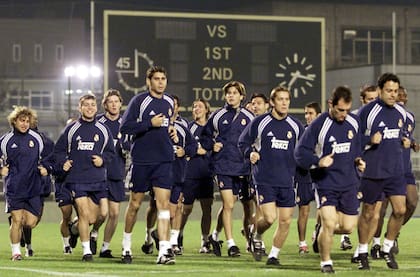 Una postal del entrenamiento de Real Madrid en el estadio Nishigaoka, el 25 de noviembre, con Fernando Hierro y Santiago Solari en el centro de la imagen