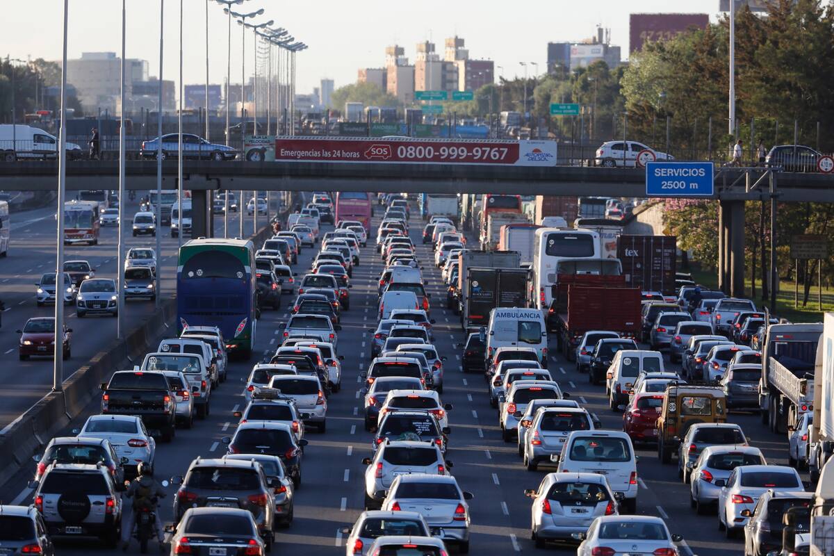 Una postal del éxodo turístico de Semana Santa da cuenta de la cantidad de autos que transitan las rutas argentinas