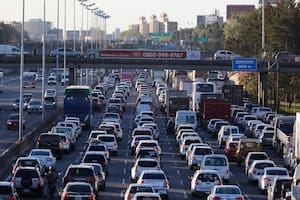 Una postal del éxodo turístico de Semana Santa da cuenta de la cantidad de autos que transitan las rutas argentinas