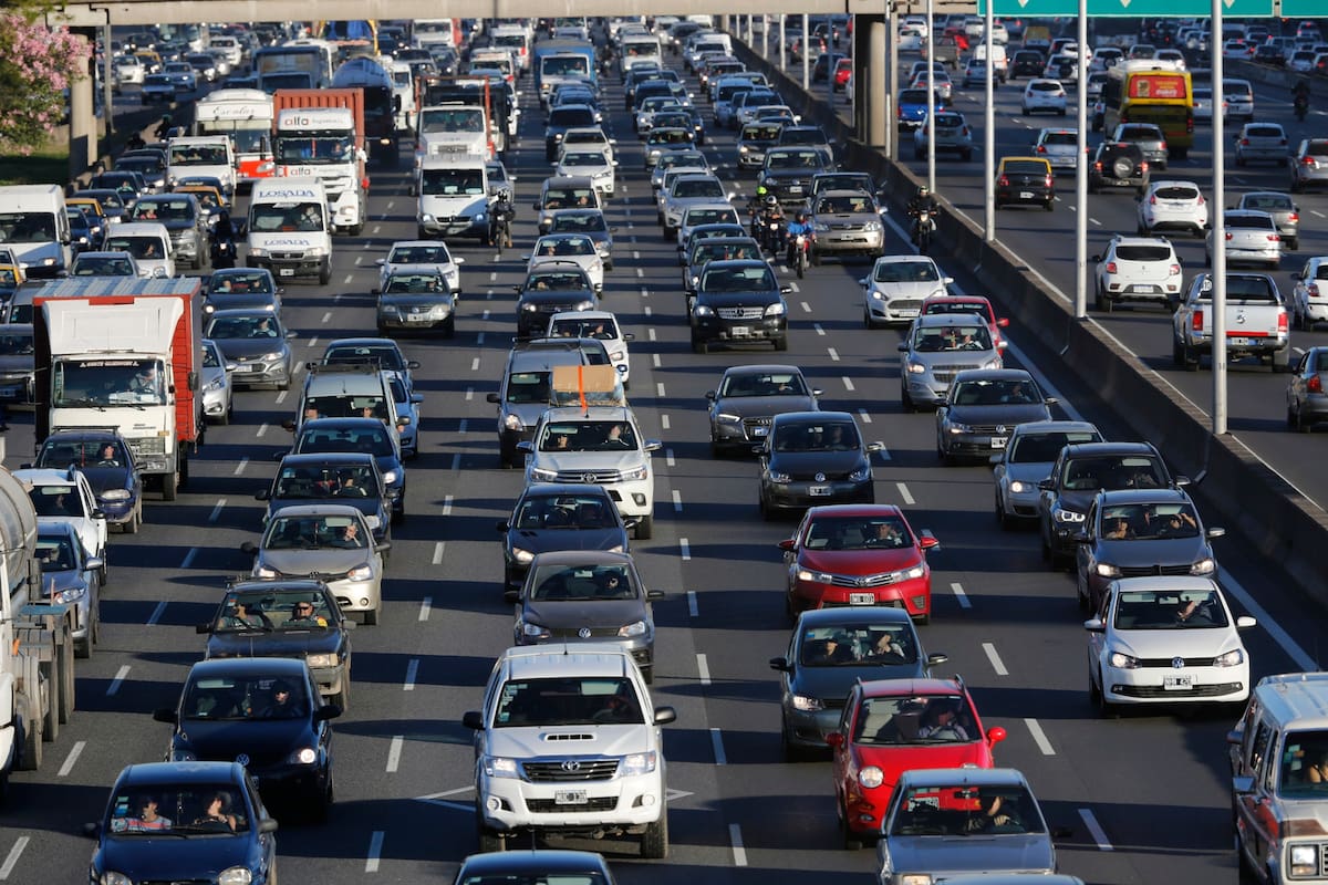 Una postal del éxodo turístico de Semana Santa da cuenta de la cantidad de autos que transitan las rutas argentinas