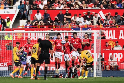 Una postal del golazo del español Pablo Sarabia, de tiro libre, con el que Wolverhampton venció de visitante 1-0 a Manchester United