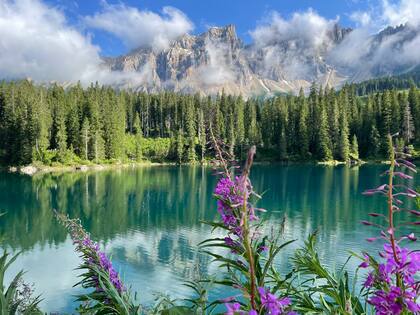 Una postal del impactante Lago Di Carezza, uno de los sitios más bellos de Dolomitas.