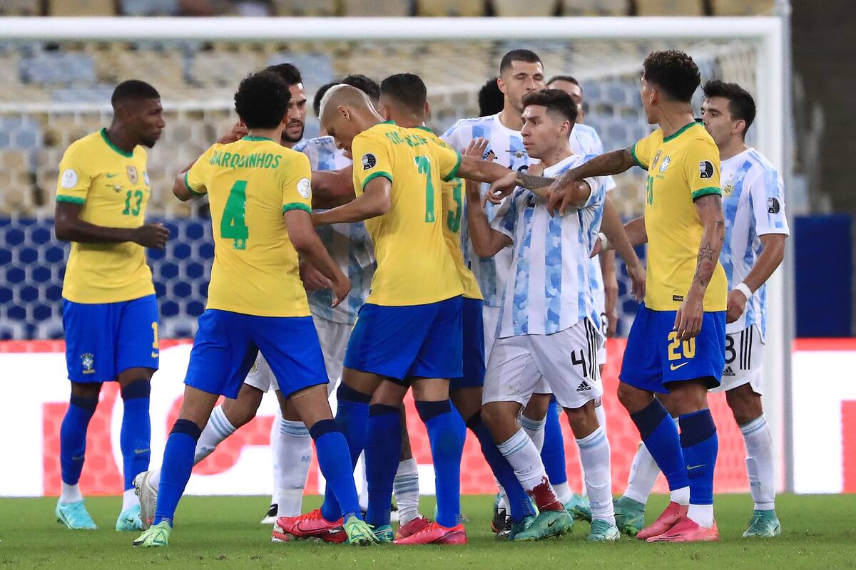 Una postal del Maracaná en la final de la Copa América 2021: Gonzalo Montiel de Argentina reacciona contra Neymar Jr. de Brasil. El martes volverían a verse pero frente a un escenario diferente