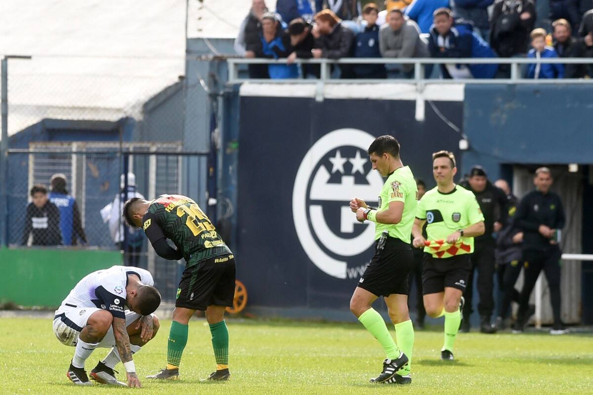 Una postal del momento de Gimnasia: perdió con Defensa y está último en los promedios.