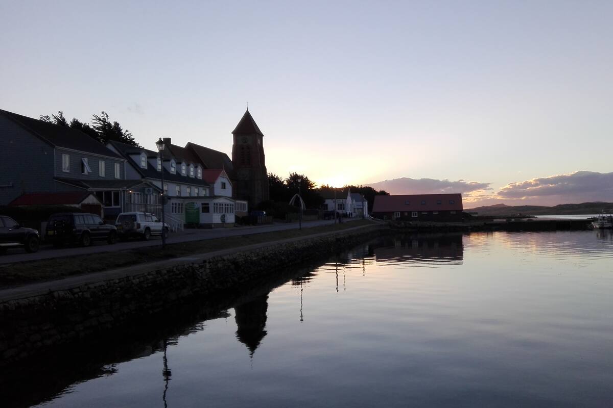 Una postal del paisaje de Puerto Argentino tomada por el autor de "Una semana en Malvinas"
