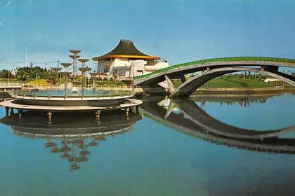 Una postal del recuerdo: la fuente de aguas danzantes, el puente curvo de acceso a la Ciudad Deportiva de Boca y la Confitería Neptuno, a fines de los '60.