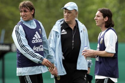 Una postal del segundo ciclo de Basile en la selección, en un entrenamiento con el Gringo Heinze y un joven Lionel Messi
