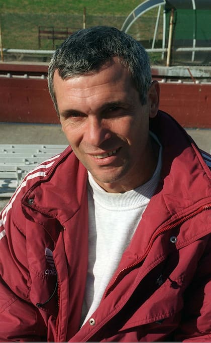 Una postal del tiempo: Cúper en su época de entrenador de Lanús, en 1995