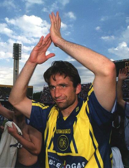 Una postal del tiempo: Pizzi, delantero de Central, luego de brillar en un partido contra San Lorenzo, hace 20 años