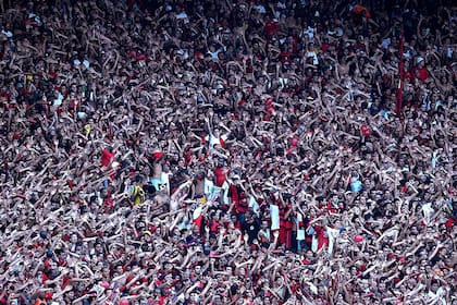 Una postal del viejo Maracaná que quieren que no se repita: gente de pie alentando al Flamengo
