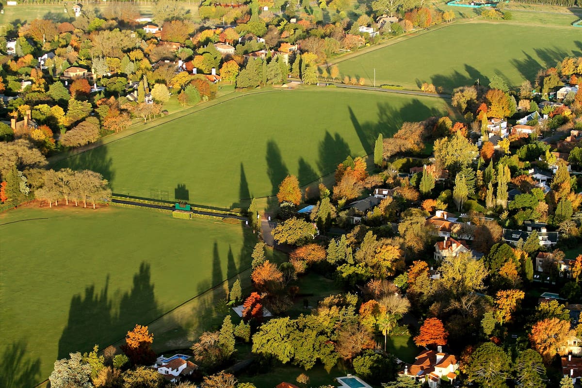 Una postal desde el aire de las canchas de polo, el deporte pionero en el club
