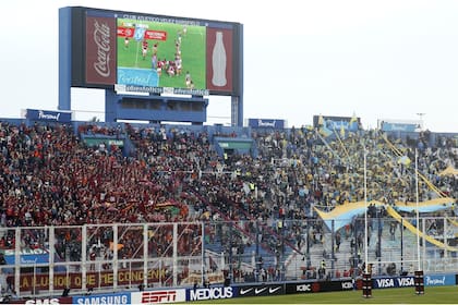 Una postal distinta: en Vélez, las hinchadas de Newman e Hindú compartieron la tribuna