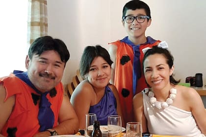 Una postal divertida junto con su mujer, la guitarrista Marisol Rincón, ysus hijos Daniela (18) y Braulio (12), disfrazados de Los Picapiedras.