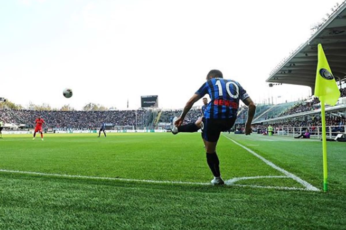 Una postal: el pie derecho del 10 y capitán de Atalanta ya impulsó la pelota