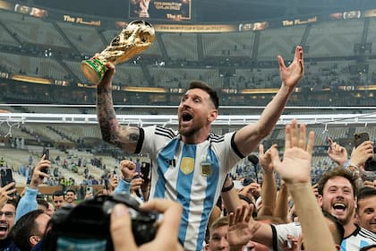Una postal eterna: Lionel Messi celebra con el trofeo de campeón tras la victoria ante Francia en la final del Mundial de Qatar
