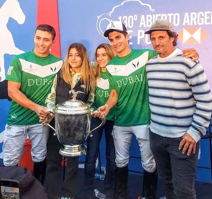 Una postal familiar de campeones: Barto, Lola, Camila, Jeta y Lolo Castagnola