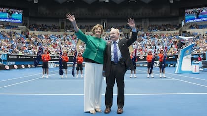 Una postal histórica: Margaret Court -junto a Rod Laver-, el día que se inauguró el estadio que lleva su nombre