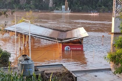 Una postal impactante es el acceso al puerto internacional de Iguazú