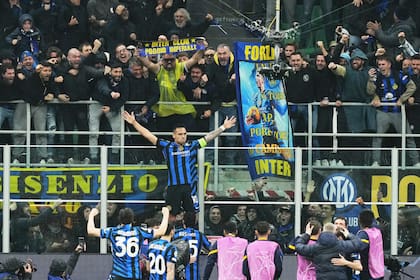 Una postal: Lautaro Martínez, la tribuna y sus compañeros de Inter