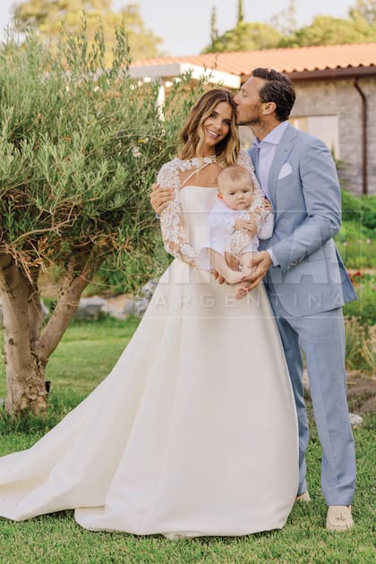 Una postal llena de ternura: Diana, Pico y Noah, vestido de lino, igual que su papá.
