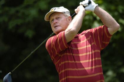 Una postal: Nicklaus estira la vista para seguir el recorrido de la pelota que ya golpeó, como miles de veces en su vida