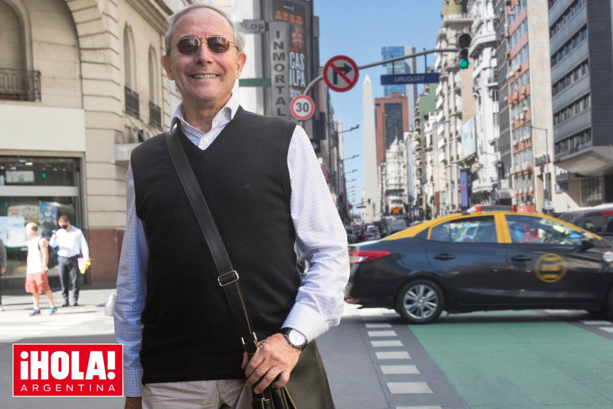 Una postal porteña del creador de “El auto de papá”, con el Obelisco a sus espaldas.
