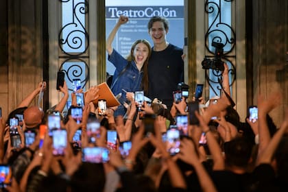 Una postal que se repite desde 2023: celulares y programas de mano en alto, para saludar a la bailarina en la calle después de la función: "Olé, olé, olé, Nela, Nela"