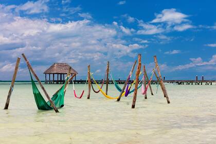 Una postal típica de Holbox: las hamacas paraguayas en el mar