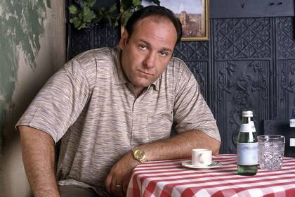 Una postal: Tony Soprano (el recordado actor James Gandolfini) y su clásico café, en la mesa con mantel a cuadros de Satriale's