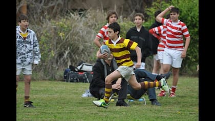 Una práctica de rugby infantil, en un tiempo de la vida en que las acciones salen más por impulso que por razonamiento, pero no por eso son necesariamente equivocadas: a veces no se puede explicar por qué se hace bien lo que se hace bien.