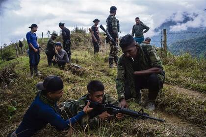 Una práctica de tiro en un campo guerrillero al norte de Medellín
