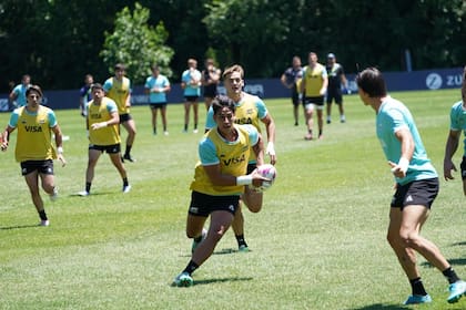 Una práctica en Casa Pumas antes de partir hacia Medio Oriente; Morales porta la pelota con respaldo de Mare.