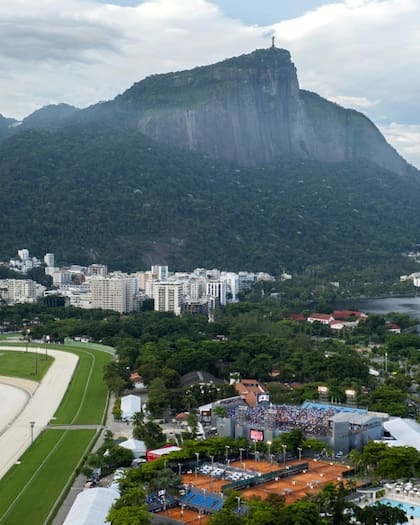 Una preciosa vista aérea del Jockey Club Brasileiro, el sitio en el que se realiza el Río Open de tenis; desde el Cordovado, el Cristo Redentor todo lo vigila