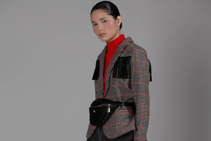 Una prenda que no tiene buena fama y un color al que le tenemos miedo, pero que juntos son dinamita.Una polera roja es mucho más versátil de lo que nos imaginamos, ideal para crear un look tomboy.