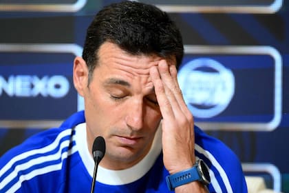 Una preocupación para Lionel Scaloni: decidir quiénes no viajarán al Mundial (Photo by Luis ROBAYO / AFP)