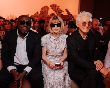 Una presencia preciada: Anna Wintour en la front row del desfile Dior Alta Costura. Un pulgar para arriba para su directora creativa, Maria Grazia Chiuri. Hace días trascendió que la editora de Vogue que inspiró el film El diablo viste a la moda busca nueva asistente: ofrece un salario de 80 mil dólares al año.