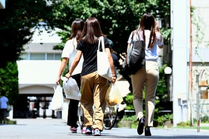 Una prestigiosa facultad de Medicina de Japón elaboró un plan para evitar que entren mujeres porque "tienden a abandonar la carrera para formar familia".
