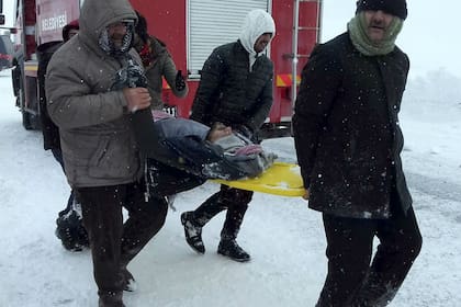 Una primera avalancha arrastró un minibús que circulaba por la autopista que conecta Van y Bahcesaray en una zona montañosa de la provincia, donde fallecieron cinco personas y dos quedaron sepultadas por la nieve y aún se encuentran como desaparecidos.